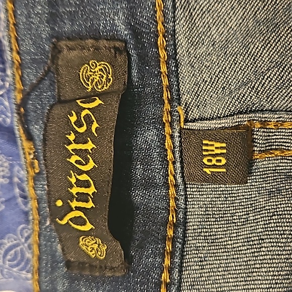 Women's Jean Shorts - Picture 3 of 3